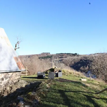 Maison De Caractere Au Coeur Des Volcans D'auvergne, Terrasse, Cheminee, Animaux Acceptes - Fr-1-742-534 Saint-Clément